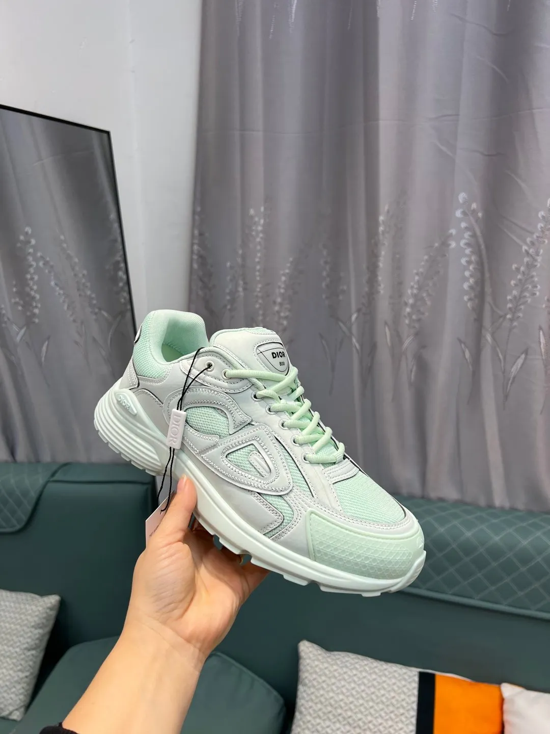 Men's shoes 💰600 high version joint model 🍸 Dior Dior The Island co-branded B30 sneakers follow the trend of the retro market and are Dad Shoes style shoes. The Dior logo on the tongue also indicates that this pair of shoes is the B30 model! B30 uses fine-textured leather and mesh cloth materials to form a shoe body. There are conspicuous letters CD on both sides of the shoe body to indicate the identity. Many lines on the shoe body outline the details, making the shoes look less monotonous and full of retro flavor. ♺ Upper: Original customized technical fabric + mesh ♺ Inner lining: Original customized breathable lining ♺ Outsole: Original molded IP foam + TPU outsole ♺ Heel height: 3.5cm ♺Code number: 39-44 (45 46 customized)
